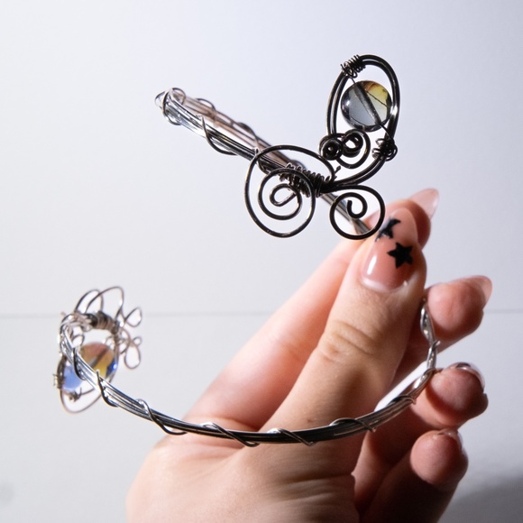 Handmade Upper Arm Cuff with Colour Shifting Beads: Adjustable Armlet - Picture 4 of 4